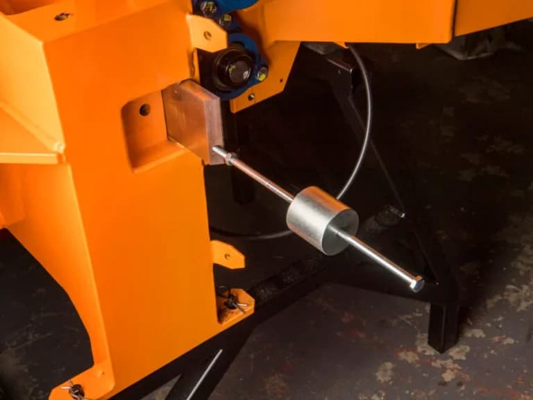 Accessible anvil for maintenance on a Först chipper